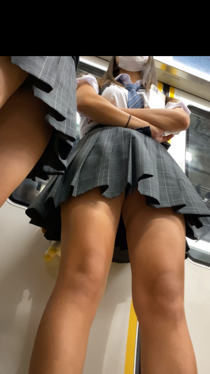 【再販】人気校の制服 電車内 ⑬ スカート折りすぎな二人組を下から！
