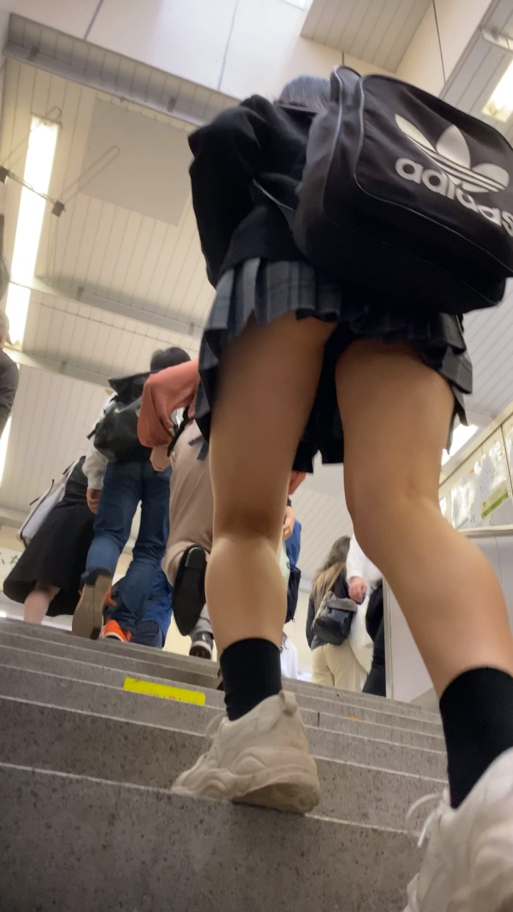 【再販】人気校の制服 電車内 ⑯ スニーカーJ○ちゃんの電車内と階段ローアングル！